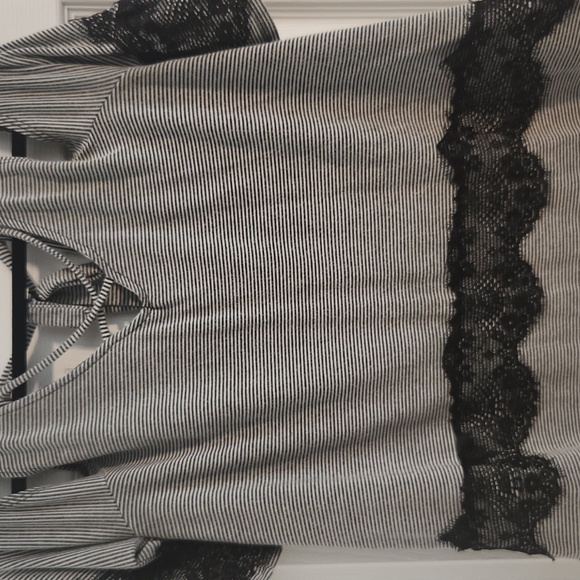 Maurices cold shoulder top with black lace - Picture 2 of 5